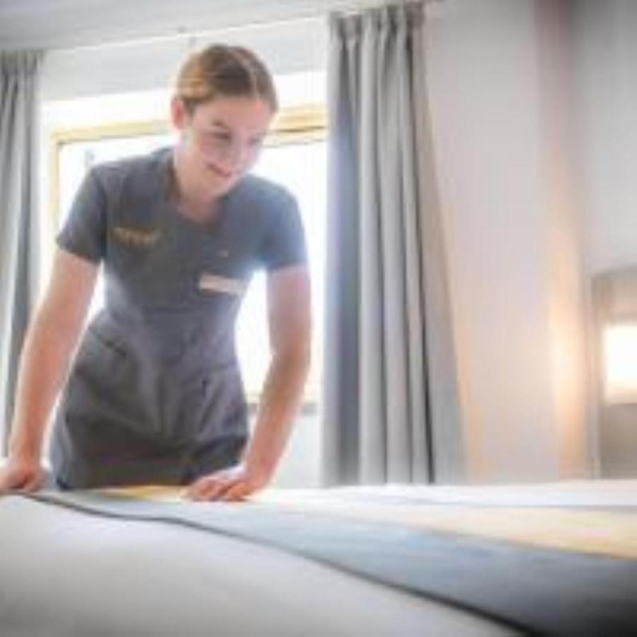 Maldron Hotel Glasgow City Exterior foto A maid in a luxury hotel.