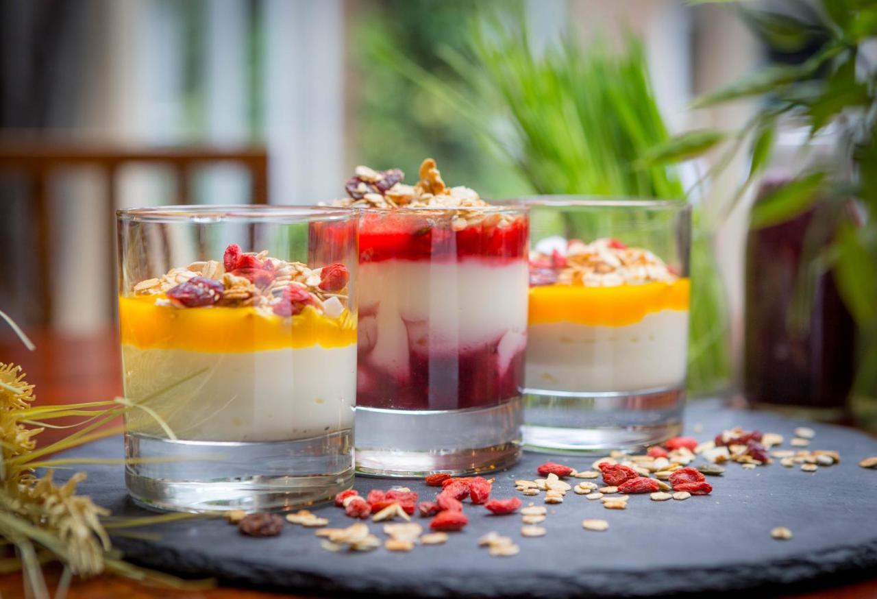 Maldron Hotel Glasgow City Exterior foto Yoghurt with muesli and dried fruits