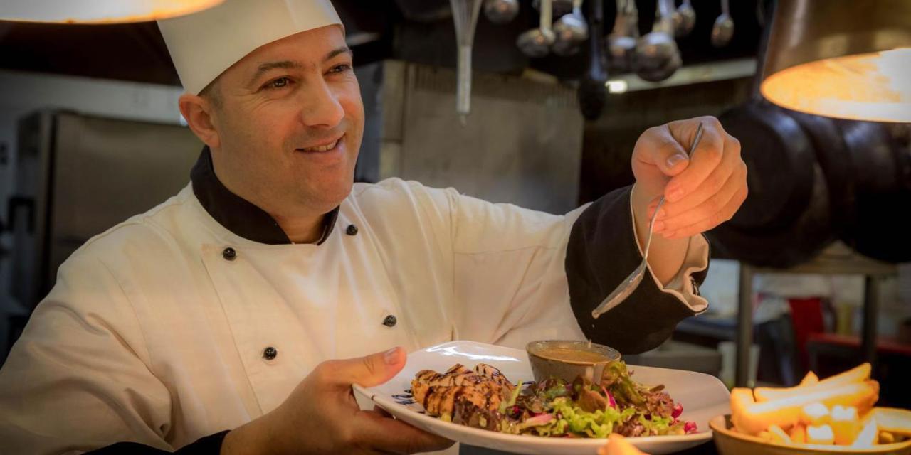 Maldron Hotel Glasgow City Exterior foto Chef preparing a meal